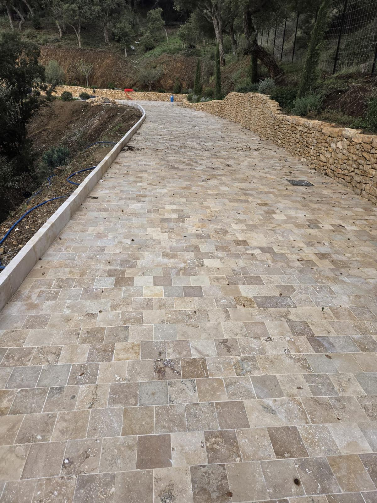Après les travaux : Pavage carrossable en travertin (vue 2), La Croix-Valmer